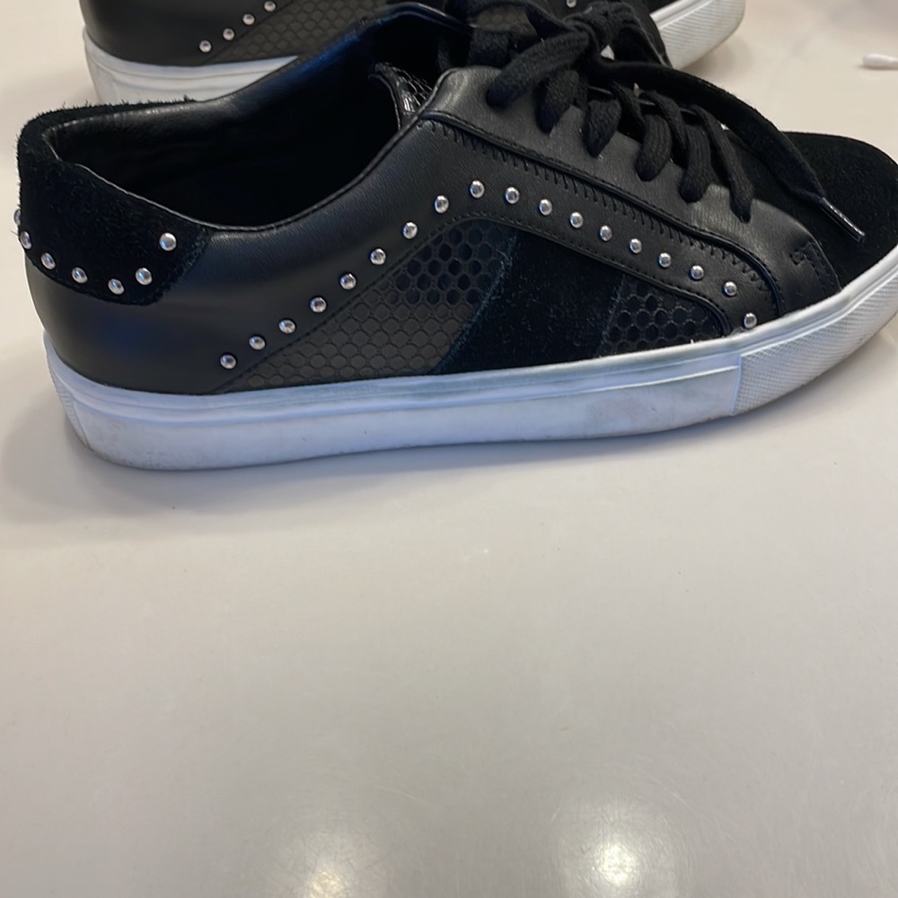 Sneakers - Picture 2 of 8